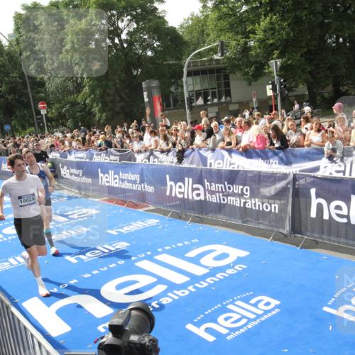 29.06.2025 - hella hamburg halbmarathon Michael Strokosch http://msf.ph/oto/8538072 29.06.2025 10:34:44 Ziel  meine-sportfotos.de