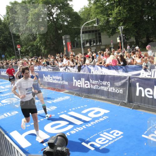 29.06.2025 - hella hamburg halbmarathon Michael Strokosch http://msf.ph/oto/8538074 29.06.2025 10:34:44 Ziel  meine-sportfotos.de
