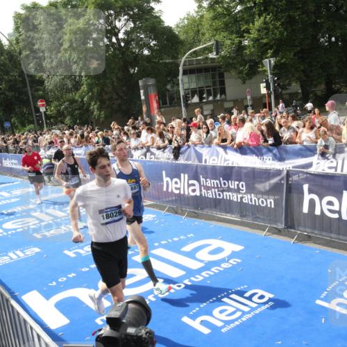 29.06.2025 - hella hamburg halbmarathon Michael Strokosch http://msf.ph/oto/8538076 29.06.2025 10:34:45 Ziel  meine-sportfotos.de