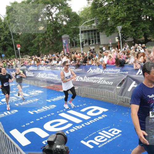 29.06.2025 - hella hamburg halbmarathon Michael Strokosch http://msf.ph/oto/8538080 29.06.2025 10:52:23 Ziel  meine-sportfotos.de