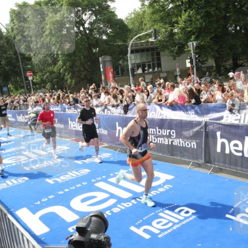 29.06.2025 - hella hamburg halbmarathon Michael Strokosch http://msf.ph/oto/8538083 29.06.2025 10:34:46 Ziel  meine-sportfotos.de