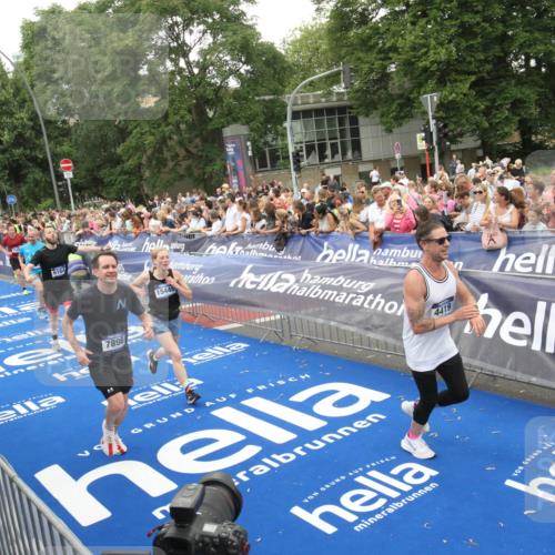 29.06.2025 - hella hamburg halbmarathon Michael Strokosch http://msf.ph/oto/8538084 29.06.2025 10:52:24 Ziel  meine-sportfotos.de