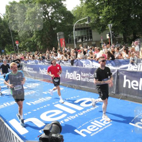 29.06.2025 - hella hamburg halbmarathon Michael Strokosch http://msf.ph/oto/8538085 29.06.2025 10:34:47 Ziel  meine-sportfotos.de