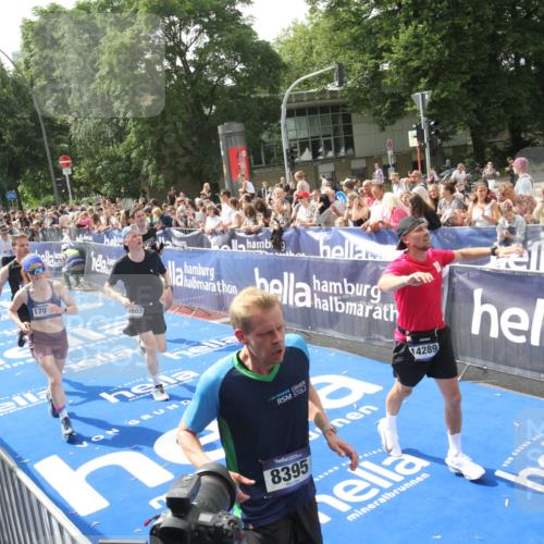29.06.2025 - hella hamburg halbmarathon Michael Strokosch http://msf.ph/oto/8538089 29.06.2025 10:34:48 Ziel  meine-sportfotos.de