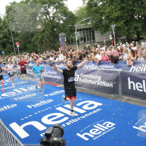 29.06.2025 - hella hamburg halbmarathon Michael Strokosch http://msf.ph/oto/8538090 29.06.2025 10:52:25 Ziel  meine-sportfotos.de