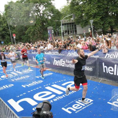 29.06.2025 - hella hamburg halbmarathon Michael Strokosch http://msf.ph/oto/8538092 29.06.2025 10:52:26 Ziel  meine-sportfotos.de