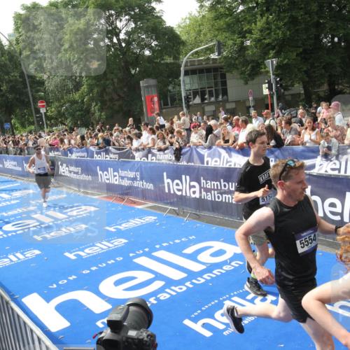 29.06.2025 - hella hamburg halbmarathon Michael Strokosch http://msf.ph/oto/8538093 29.06.2025 10:34:49 Ziel  meine-sportfotos.de