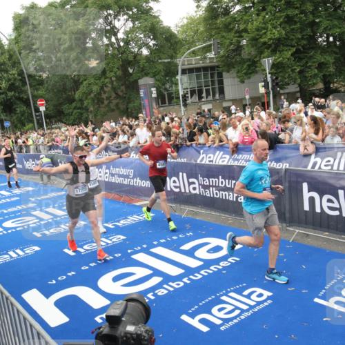 29.06.2025 - hella hamburg halbmarathon Michael Strokosch http://msf.ph/oto/8538096 29.06.2025 10:52:27 Ziel  meine-sportfotos.de