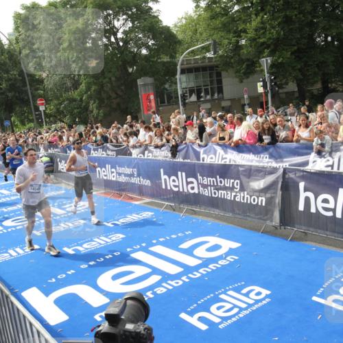 29.06.2025 - hella hamburg halbmarathon Michael Strokosch http://msf.ph/oto/8538097 29.06.2025 10:34:50 Ziel  meine-sportfotos.de