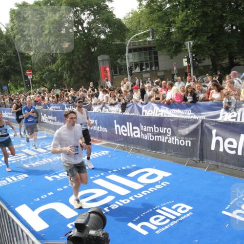 29.06.2025 - hella hamburg halbmarathon Michael Strokosch http://msf.ph/oto/8538099 29.06.2025 10:34:51 Ziel  meine-sportfotos.de