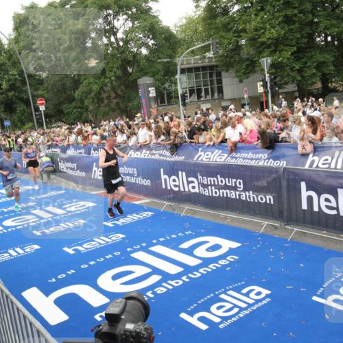 29.06.2025 - hella hamburg halbmarathon Michael Strokosch http://msf.ph/oto/8538100 29.06.2025 10:52:28 Ziel  meine-sportfotos.de