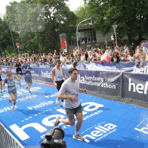 29.06.2025 - hella hamburg halbmarathon Michael Strokosch http://msf.ph/oto/8538101 29.06.2025 10:34:51 Ziel  meine-sportfotos.de