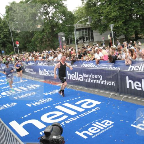 29.06.2025 - hella hamburg halbmarathon Michael Strokosch http://msf.ph/oto/8538102 29.06.2025 10:52:29 Ziel  meine-sportfotos.de