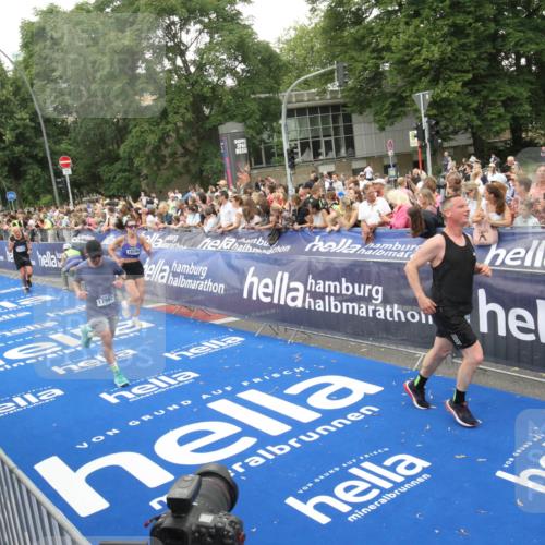 29.06.2025 - hella hamburg halbmarathon Michael Strokosch http://msf.ph/oto/8538104 29.06.2025 10:52:30 Ziel  meine-sportfotos.de
