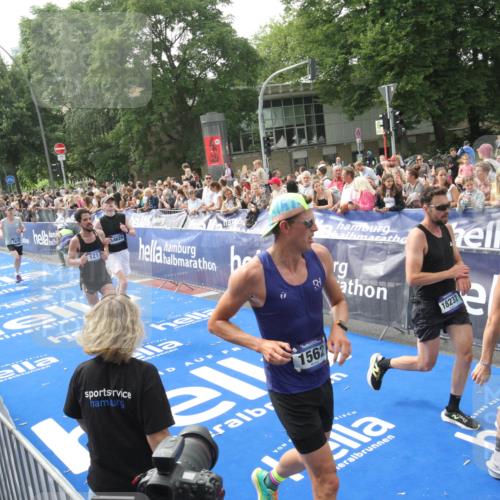 29.06.2025 - hella hamburg halbmarathon Michael Strokosch http://msf.ph/oto/8538107 29.06.2025 10:34:53 Ziel  meine-sportfotos.de