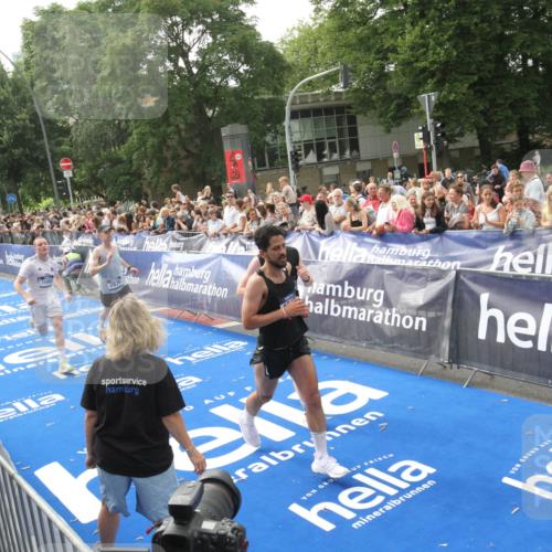 29.06.2025 - hella hamburg halbmarathon Michael Strokosch http://msf.ph/oto/8538109 29.06.2025 10:34:54 Ziel  meine-sportfotos.de