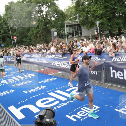 29.06.2025 - hella hamburg halbmarathon Michael Strokosch http://msf.ph/oto/8538110 29.06.2025 10:52:31 Ziel  meine-sportfotos.de