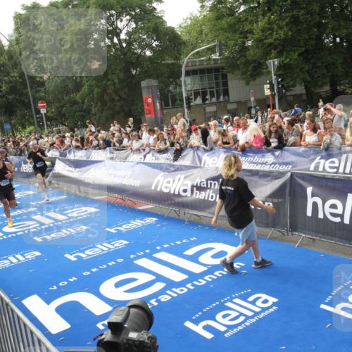 29.06.2025 - hella hamburg halbmarathon Michael Strokosch http://msf.ph/oto/8538114 29.06.2025 10:34:56 Ziel  meine-sportfotos.de