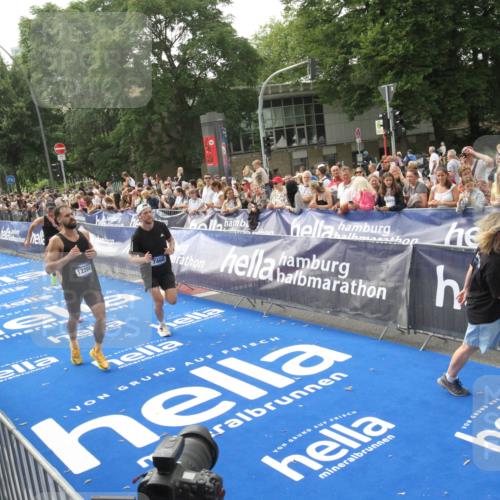 29.06.2025 - hella hamburg halbmarathon Michael Strokosch http://msf.ph/oto/8538117 29.06.2025 10:34:57 Ziel  meine-sportfotos.de