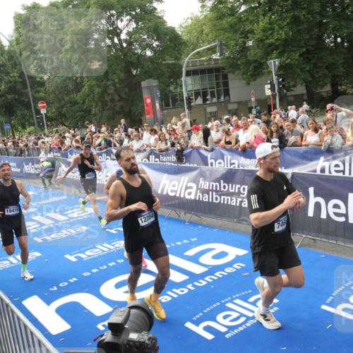 29.06.2025 - hella hamburg halbmarathon Michael Strokosch http://msf.ph/oto/8538119 29.06.2025 10:34:58 Ziel  meine-sportfotos.de