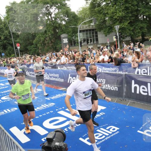 29.06.2025 - hella hamburg halbmarathon Michael Strokosch http://msf.ph/oto/8538123 29.06.2025 10:52:34 Ziel  meine-sportfotos.de