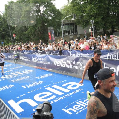 29.06.2025 - hella hamburg halbmarathon Michael Strokosch http://msf.ph/oto/8538124 29.06.2025 10:34:59 Ziel  meine-sportfotos.de