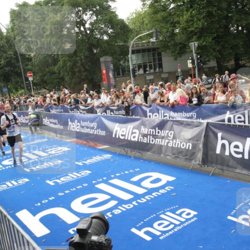 29.06.2025 - hella hamburg halbmarathon Michael Strokosch http://msf.ph/oto/8538126 29.06.2025 10:34:59 Ziel  meine-sportfotos.de