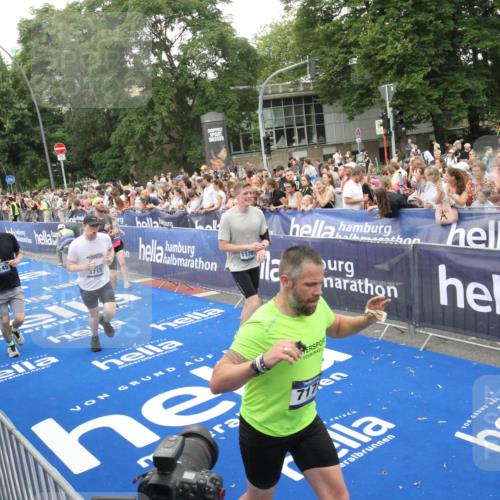 29.06.2025 - hella hamburg halbmarathon Michael Strokosch http://msf.ph/oto/8538127 29.06.2025 10:52:35 Ziel  meine-sportfotos.de
