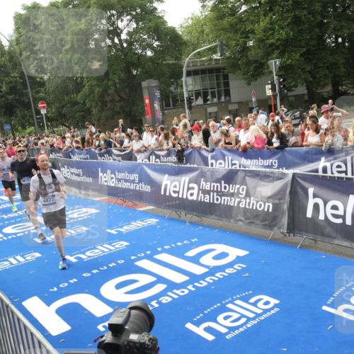 29.06.2025 - hella hamburg halbmarathon Michael Strokosch http://msf.ph/oto/8538128 29.06.2025 10:35:00 Ziel  meine-sportfotos.de
