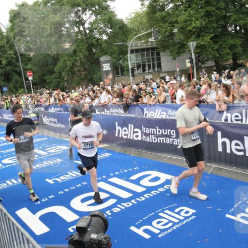 29.06.2025 - hella hamburg halbmarathon Michael Strokosch http://msf.ph/oto/8538129 29.06.2025 10:52:35 Ziel  meine-sportfotos.de