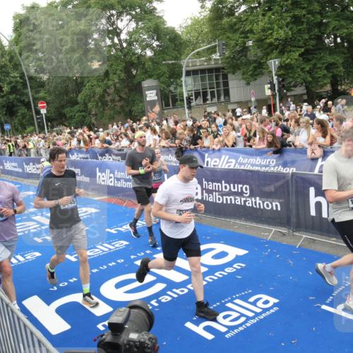 29.06.2025 - hella hamburg halbmarathon Michael Strokosch http://msf.ph/oto/8538130 29.06.2025 10:52:35 Ziel  meine-sportfotos.de
