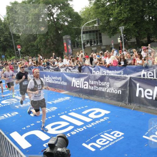 29.06.2025 - hella hamburg halbmarathon Michael Strokosch http://msf.ph/oto/8538131 29.06.2025 10:35:00 Ziel  meine-sportfotos.de