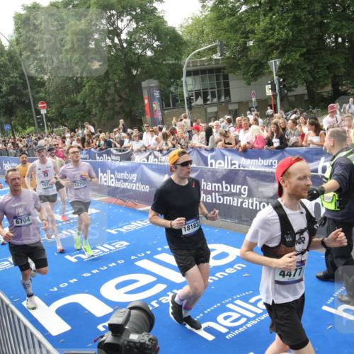 29.06.2025 - hella hamburg halbmarathon Michael Strokosch http://msf.ph/oto/8538133 29.06.2025 10:35:01 Ziel  meine-sportfotos.de