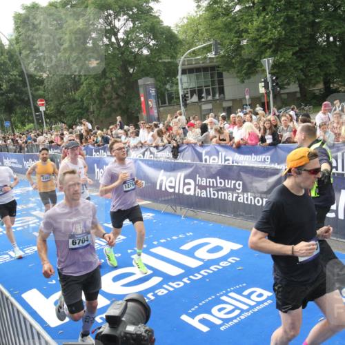 29.06.2025 - hella hamburg halbmarathon Michael Strokosch http://msf.ph/oto/8538134 29.06.2025 10:35:01 Ziel  meine-sportfotos.de