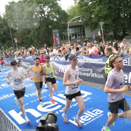 29.06.2025 - hella hamburg halbmarathon Michael Strokosch http://msf.ph/oto/8538139 29.06.2025 10:35:02 Ziel  meine-sportfotos.de