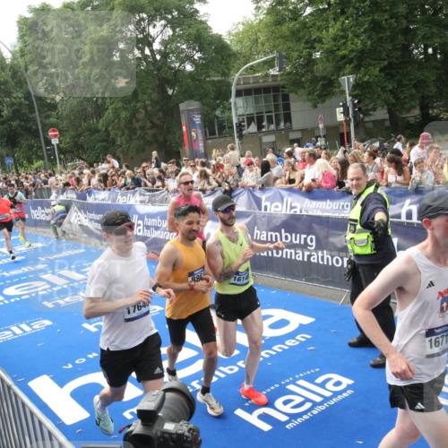 29.06.2025 - hella hamburg halbmarathon Michael Strokosch http://msf.ph/oto/8538141 29.06.2025 10:35:02 Ziel  meine-sportfotos.de