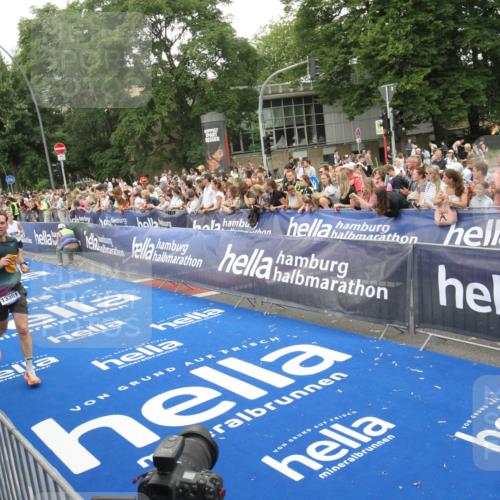 29.06.2025 - hella hamburg halbmarathon Michael Strokosch http://msf.ph/oto/8538142 29.06.2025 10:52:38 Ziel  meine-sportfotos.de