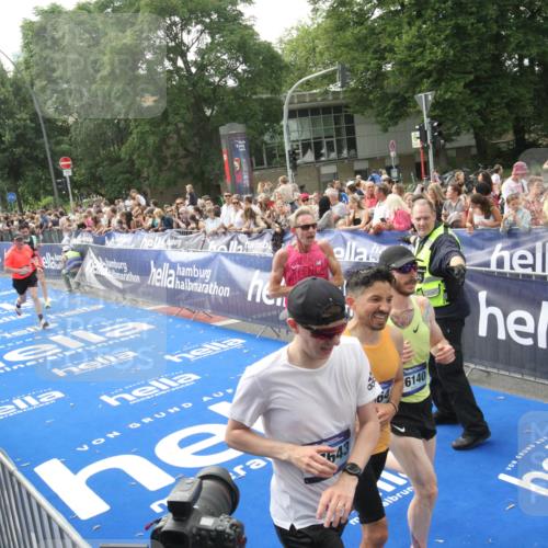 29.06.2025 - hella hamburg halbmarathon Michael Strokosch http://msf.ph/oto/8538143 29.06.2025 10:35:03 Ziel  meine-sportfotos.de