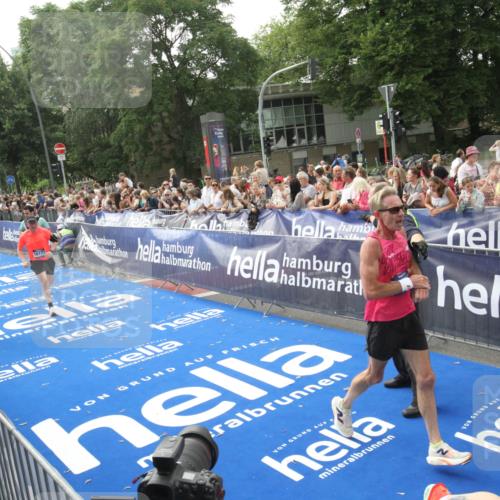 29.06.2025 - hella hamburg halbmarathon Michael Strokosch http://msf.ph/oto/8538144 29.06.2025 10:35:03 Ziel  meine-sportfotos.de