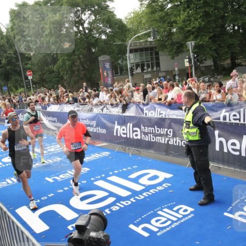 29.06.2025 - hella hamburg halbmarathon Michael Strokosch http://msf.ph/oto/8538146 29.06.2025 10:35:04 Ziel  meine-sportfotos.de