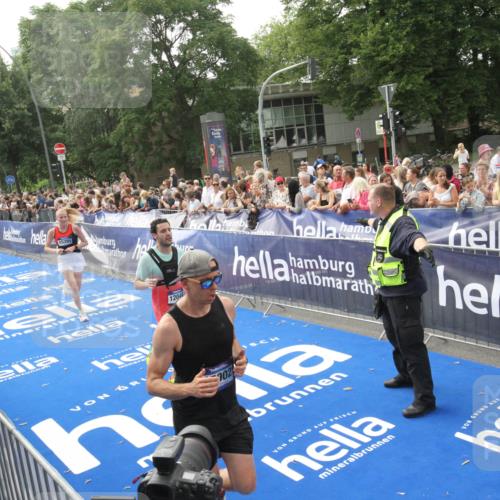 29.06.2025 - hella hamburg halbmarathon Michael Strokosch http://msf.ph/oto/8538148 29.06.2025 10:35:05 Ziel  meine-sportfotos.de