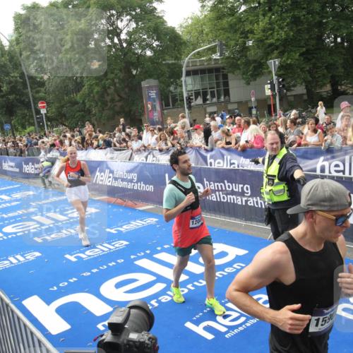 29.06.2025 - hella hamburg halbmarathon Michael Strokosch http://msf.ph/oto/8538150 29.06.2025 10:35:06 Ziel  meine-sportfotos.de