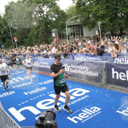29.06.2025 - hella hamburg halbmarathon Michael Strokosch http://msf.ph/oto/8538155 29.06.2025 10:52:40 Ziel  meine-sportfotos.de