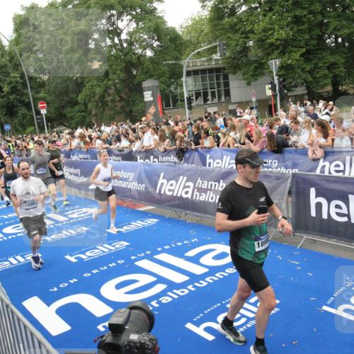 29.06.2025 - hella hamburg halbmarathon Michael Strokosch http://msf.ph/oto/8538157 29.06.2025 10:52:40 Ziel  meine-sportfotos.de