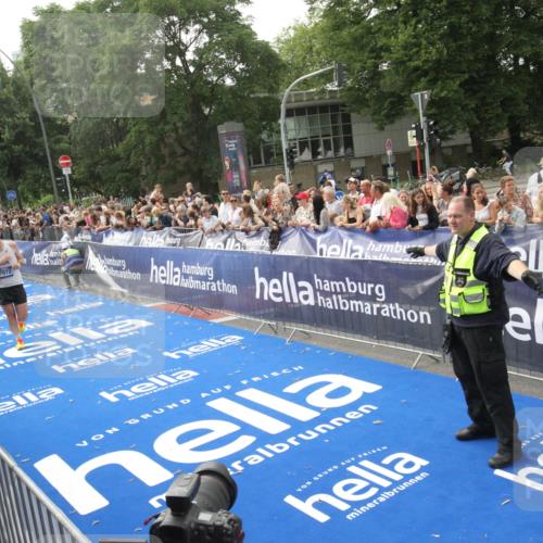 29.06.2025 - hella hamburg halbmarathon Michael Strokosch http://msf.ph/oto/8538158 29.06.2025 10:35:08 Ziel  meine-sportfotos.de