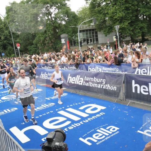 29.06.2025 - hella hamburg halbmarathon Michael Strokosch http://msf.ph/oto/8538159 29.06.2025 10:52:41 Ziel  meine-sportfotos.de