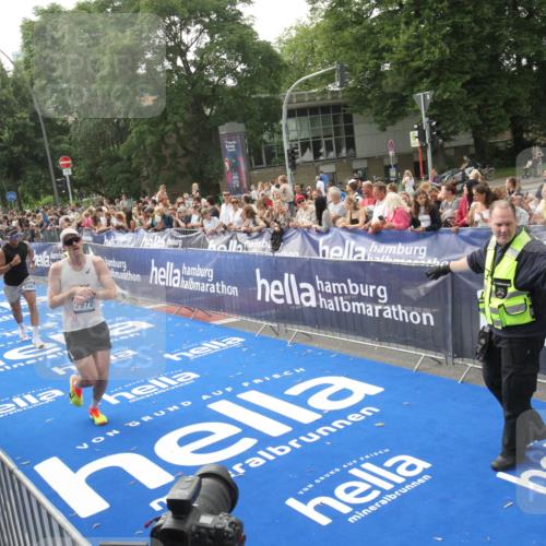 29.06.2025 - hella hamburg halbmarathon Michael Strokosch http://msf.ph/oto/8538160 29.06.2025 10:35:09 Ziel  meine-sportfotos.de