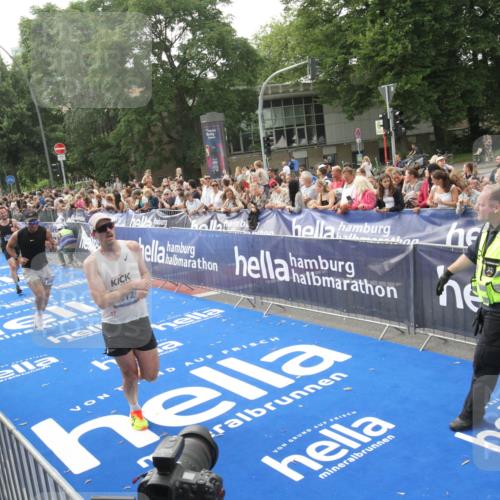 29.06.2025 - hella hamburg halbmarathon Michael Strokosch http://msf.ph/oto/8538162 29.06.2025 10:35:09 Ziel  meine-sportfotos.de
