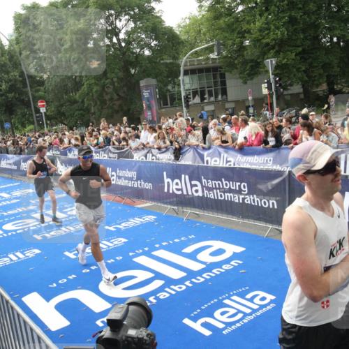 29.06.2025 - hella hamburg halbmarathon Michael Strokosch http://msf.ph/oto/8538164 29.06.2025 10:35:10 Ziel  meine-sportfotos.de