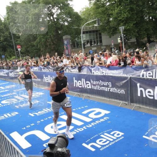 29.06.2025 - hella hamburg halbmarathon Michael Strokosch http://msf.ph/oto/8538166 29.06.2025 10:35:10 Ziel  meine-sportfotos.de